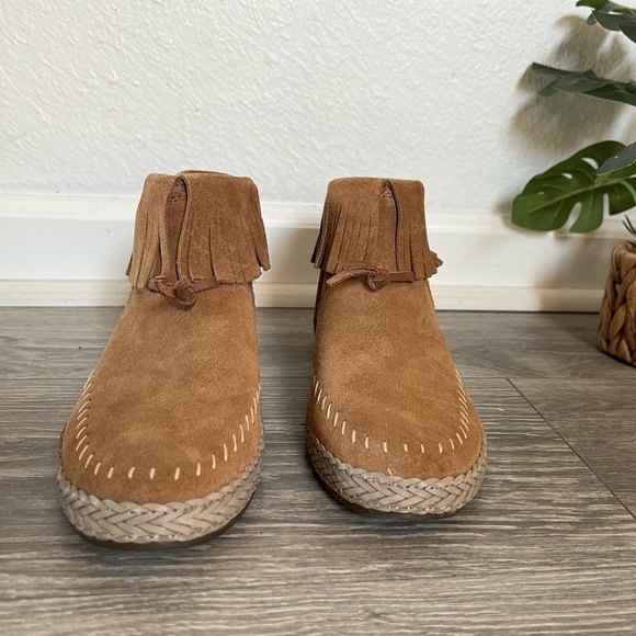 Ugg kennadi fringe moccasin boots in camel. NWT! Size 7 - Picture 5 of 9